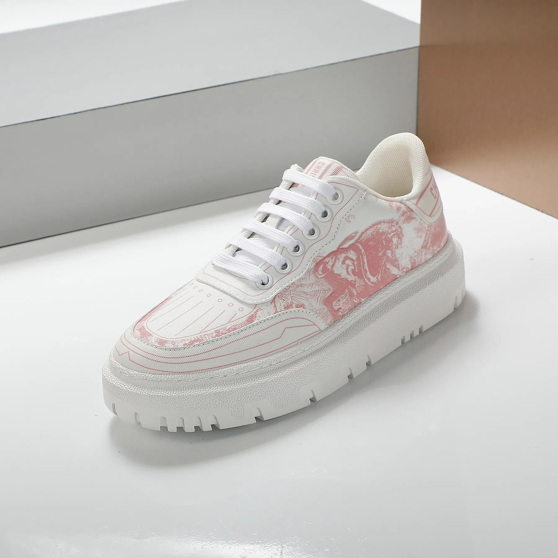 👟👟Ex-factory price 460👟👟 2021ssDior casual white shoes, the same style as the ready-to-wear series 1️⃣Original mold opening 2️⃣Original cowhide➕Breathable mesh lining 3️⃣TPU evacuation outsole 4️⃣Injected latex sheepskin feet 5️⃣Full package at the counter Code number 35-40 (41 can be customized)